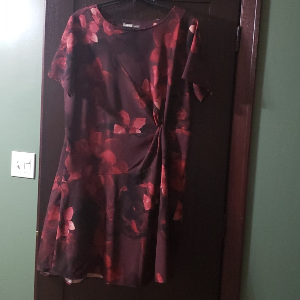 Very flattering dress brand new